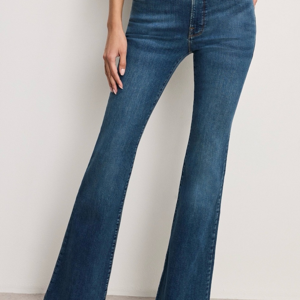 Good American Good Legs Flare Jeans - Picture 3 of 4
